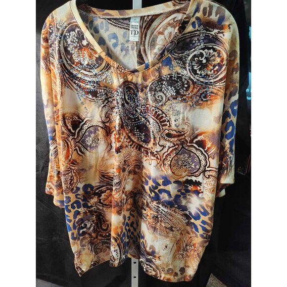 Thomas and Olivia top captures attention & creates a lasting impression. Size 2X - Picture 3 of 13